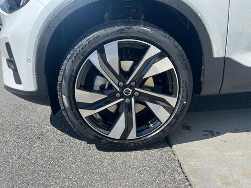 2025 Volvo XC40 B5 Plus Bright Theme