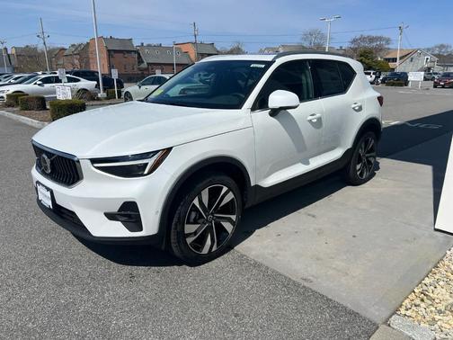2025 Volvo XC40 B5 Plus Bright Theme