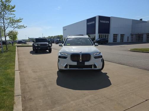 Alpine White 2023 BMW X7 xDrive40i