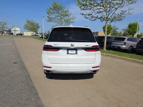 Alpine White 2023 BMW X7 xDrive40i