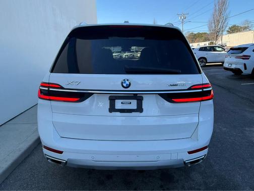 Alpine White 2023 BMW X7 xDrive40i