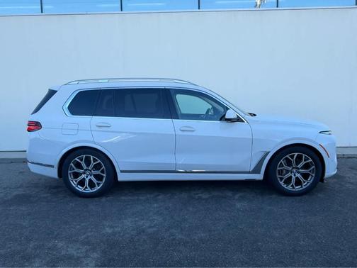 Alpine White 2023 BMW X7 xDrive40i