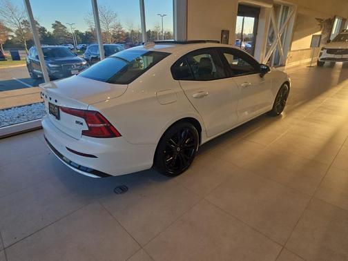 2023 Volvo S60 B5 Plus Black Edition