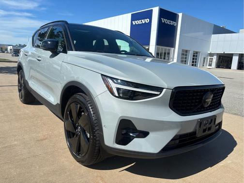 Metallic 2026 Volvo XC40 B5 Ultra Black Edition