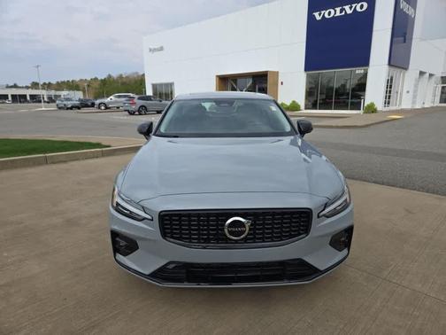 2024 Volvo S60 B5 Core Dark Theme
