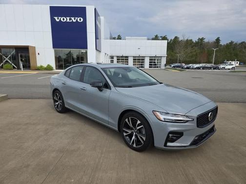 2024 Volvo S60 B5 Core Dark Theme