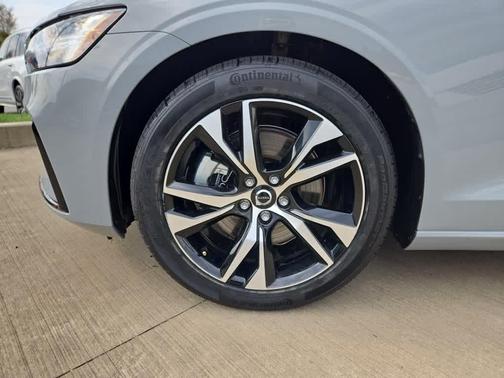 2024 Volvo S60 B5 Core Dark Theme