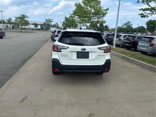 Crystal White Pearl 2025 Subaru Outback Premium
