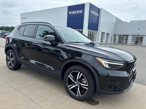 Onyx Black Metallic 2024 Volvo XC40 CORE THEME