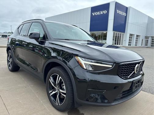 Onyx Black Metallic 2024 Volvo XC40 CORE THEME