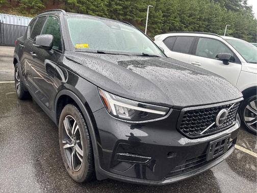 Onyx Black Metallic 2024 Volvo XC40 CORE THEME