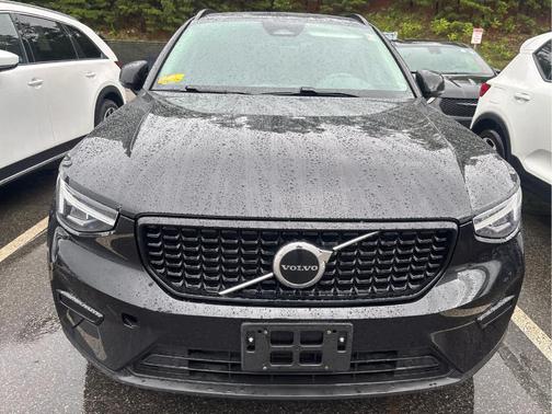 Onyx Black Metallic 2024 Volvo XC40 CORE THEME