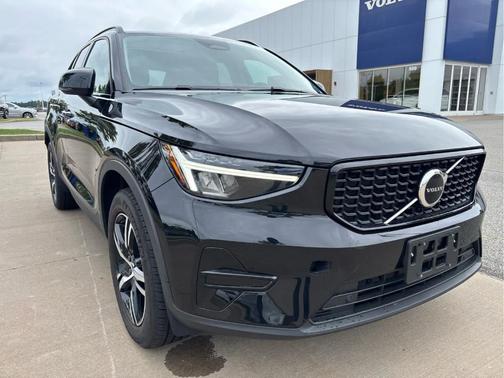 Onyx Black Metallic 2024 Volvo XC40 CORE THEME