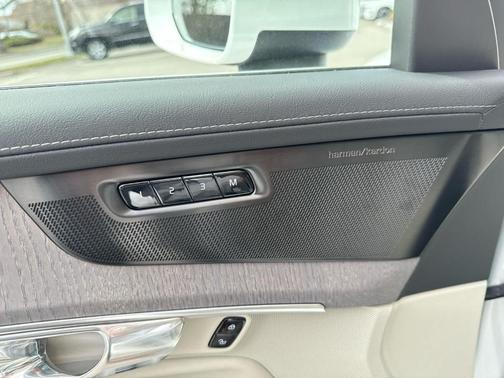 Crystal White Pearl 2026 Volvo XC90 B6 Ultra 7-Seater