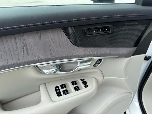 Crystal White Pearl 2026 Volvo XC90 B6 Ultra 7-Seater