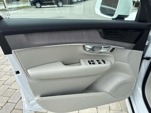 Crystal White Pearl 2026 Volvo XC90 B6 Ultra 7-Seater