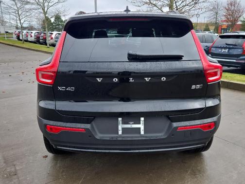 2026 Volvo XC40 B5 Plus