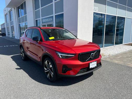 2025 Volvo XC40 B5 Ultra Dark Theme