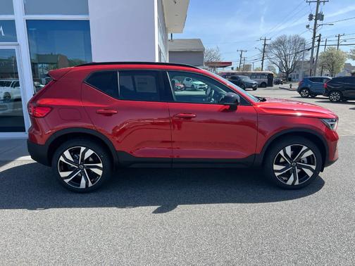 2025 Volvo XC40 B5 Ultra Dark Theme