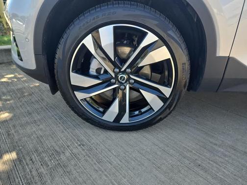 2025 Volvo XC40 B5 Plus Dark Theme