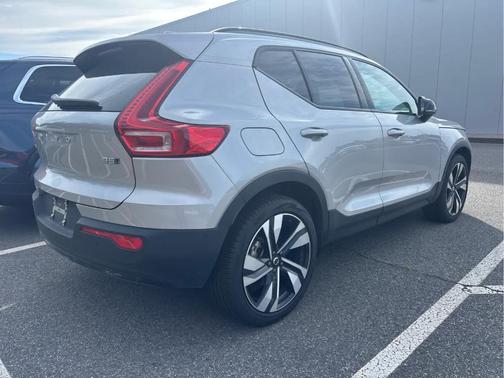 2025 Volvo XC40 B5 Plus Dark Theme