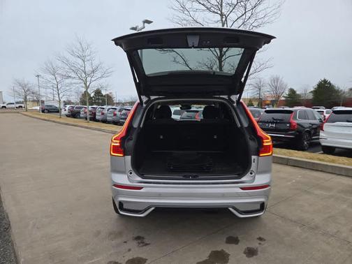 2023 Volvo XC60 B5 Plus Dark Theme