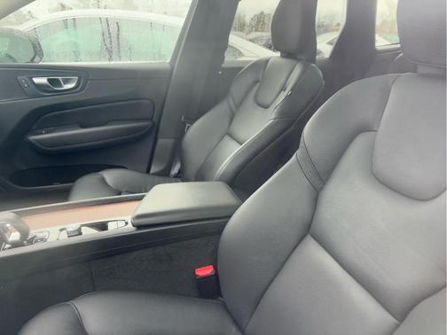 2023 Volvo XC60 B5 Plus Dark Theme