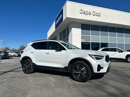 2023 Volvo XC40 B5 Plus Dark Theme