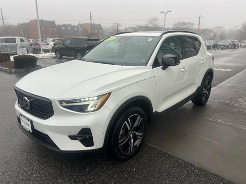 2023 Volvo XC40 B5 Plus Dark Theme