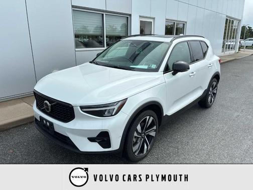 Crystal White Metallic 2024 Volvo XC40 B5 Plus Dark Theme