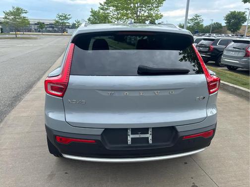 Vapor Grey 2024 Volvo XC40 B5 Ultimate Bright Theme