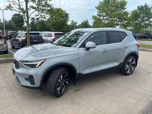 Vapor Grey 2024 Volvo XC40 B5 Ultimate Bright Theme