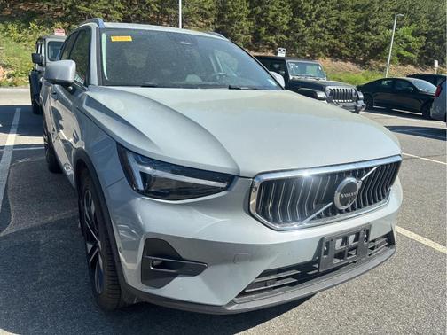 Vapor Grey 2024 Volvo XC40 B5 Ultimate Bright Theme