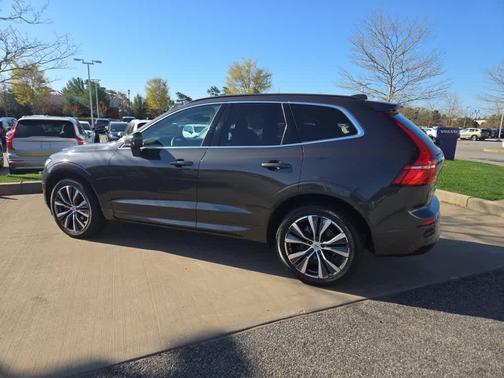 2022 Volvo XC60 B5 Momentum