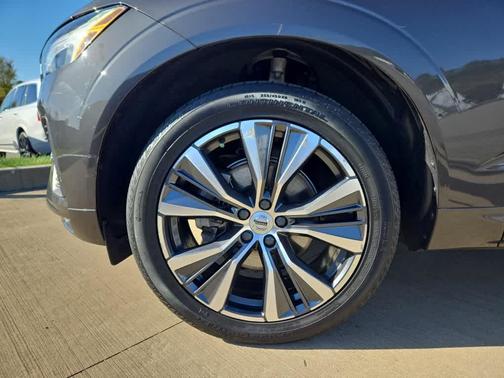 2022 Volvo XC60 B5 Momentum