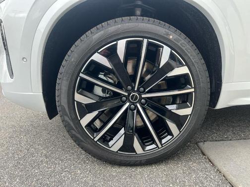 2025 Volvo XC90 Plug-In Hybrid T8 Plus 7-Seater