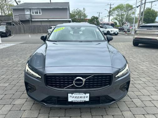 Silver 2021 Volvo S60 T5 Momentum