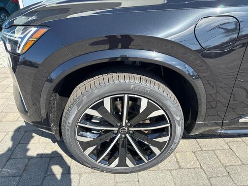 Onyx Black Metallic 2026 Volvo XC90 Plug-In Hybrid T8 Plus 7-Seater