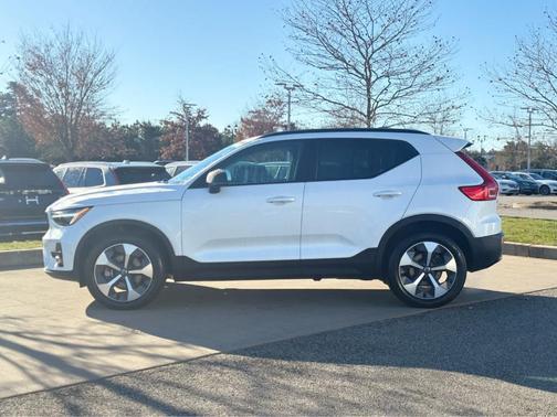 2023 Volvo XC40 B5 Plus Dark Theme