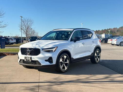 2023 Volvo XC40 B5 Plus Dark Theme