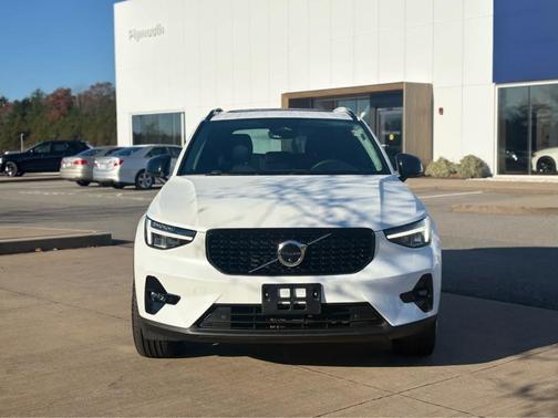 2023 Volvo XC40 B5 Plus Dark Theme