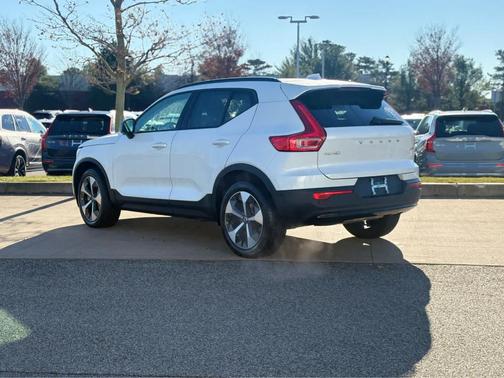 2023 Volvo XC40 B5 Plus Dark Theme