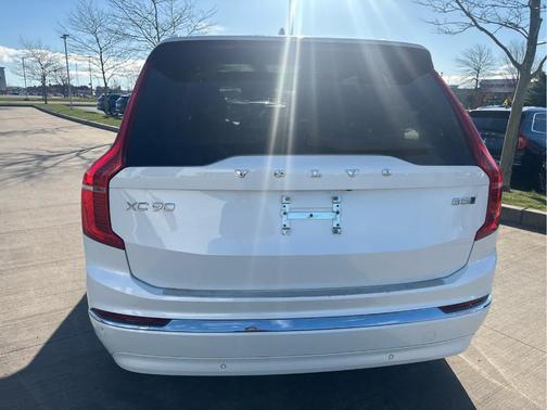 Crystal White Metallic 2024 Volvo XC90 B5 Core Bright Theme