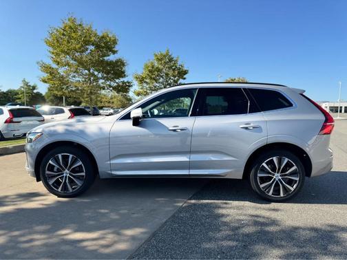 2022 Volvo XC60 B5 Momentum