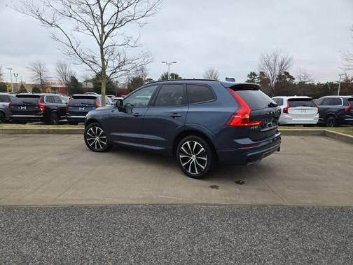 2023 Volvo XC60 B6 Ultimate Dark Theme