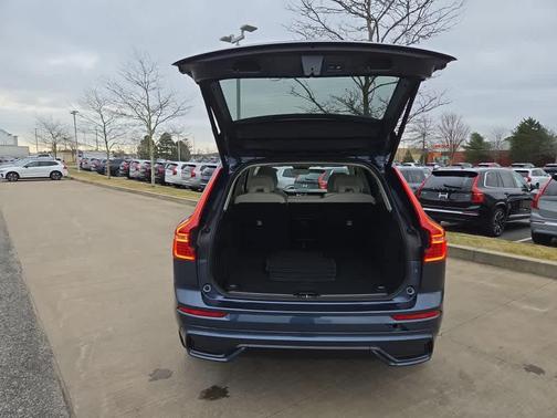 2023 Volvo XC60 B6 Ultimate Dark Theme