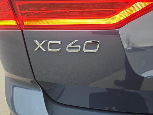 2023 Volvo XC60 B6 Ultimate Dark Theme