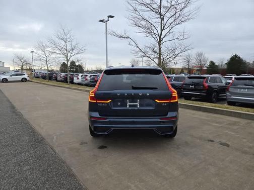 2023 Volvo XC60 B6 Ultimate Dark Theme