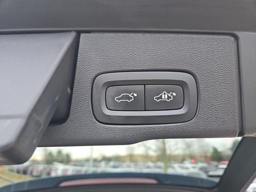 2023 Volvo XC60 B6 Ultimate Dark Theme