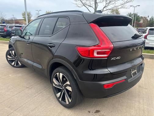 Onyx Black Metallic 2023 Volvo XC40 B5 Plus Dark Theme